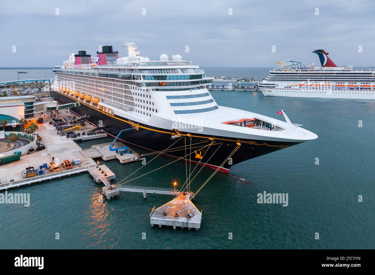 Disney Cruise Ship Fantasy ormeggiata nel Port Canaveral. Disney fantasia, il cui viaggio inaugurale è stato nel 2012, è di proprietà di linee di crociera di Disney. Foto Stock