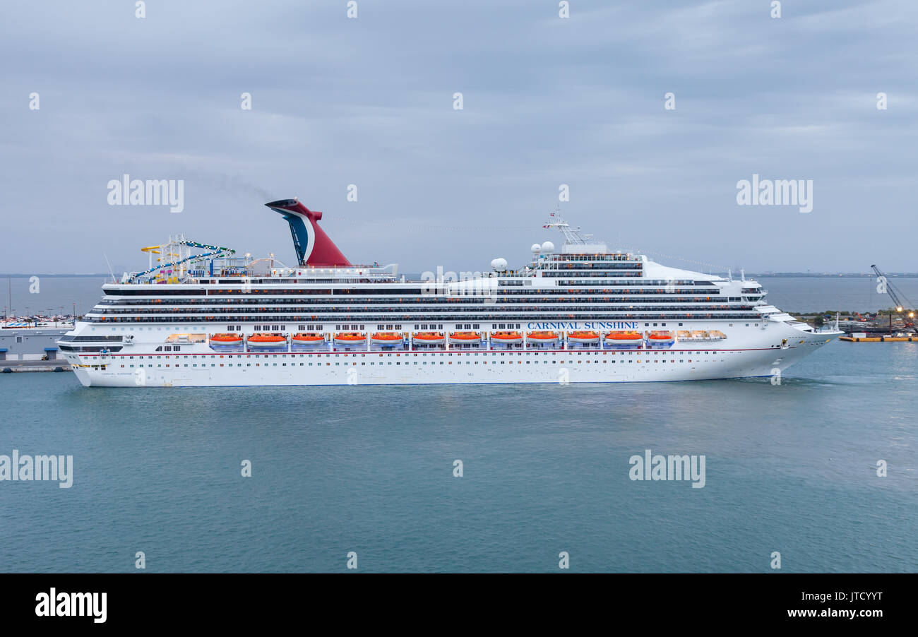 Nave da crociera Carnival Sunshine di Port Canaveral. Il Carnevale del sole, il cui viaggio inaugurale è stato nel 1996, è di proprietà di Carnival Cruise Lines. Foto Stock