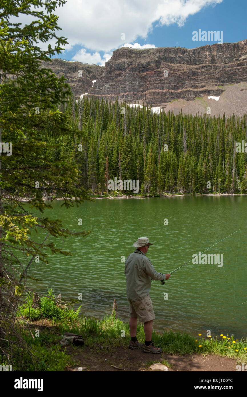 Un pescatore non identificato getta la sua linea nel lago di Smith, in cime piane deserto della Northwestern Colorado Foto Stock