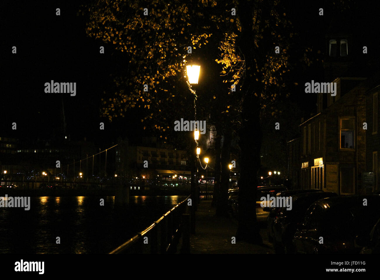 Scozia, Highlands, Inverness, luci di strada, luci della città, Oscurità ambientale, silhouette, notte, luci notturne, sentiero, Edifici Foto Stock