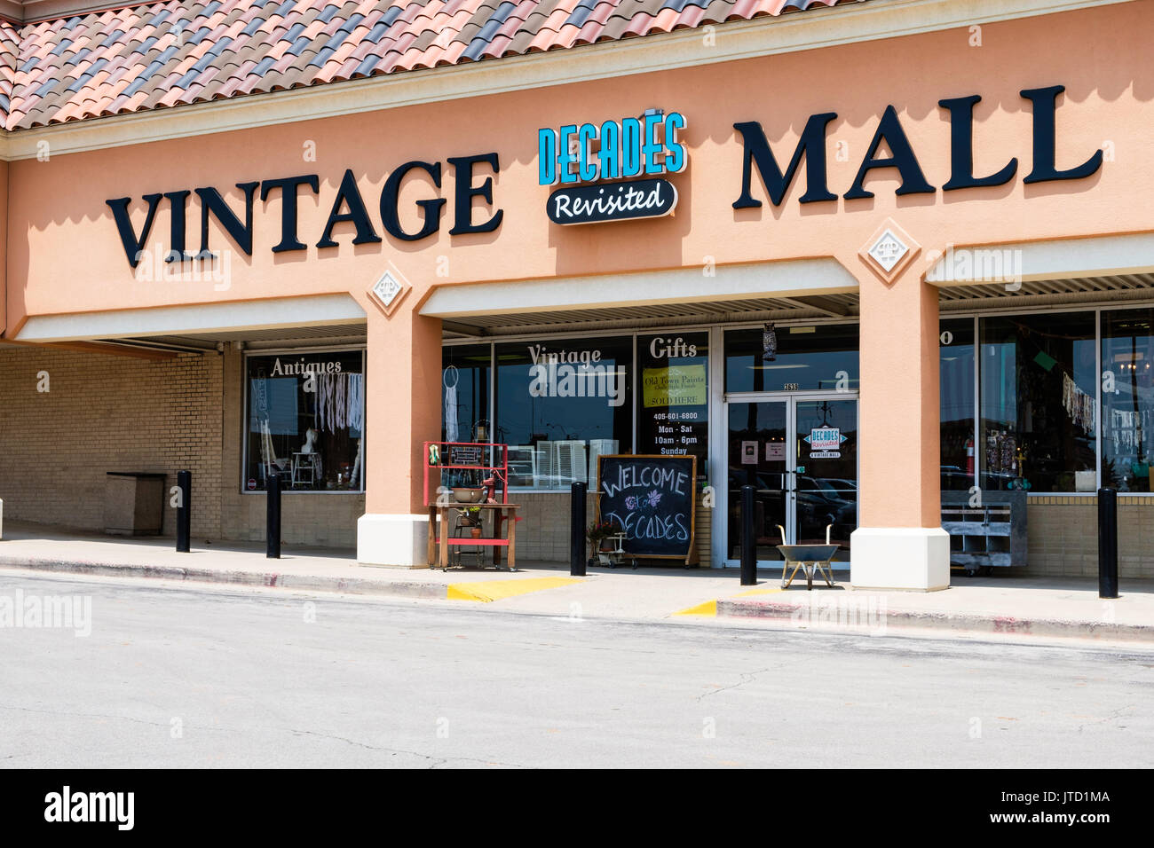 Decennio di Vintage Mall, un negozio di vintage o vecchio o antico merchandise in una striscia mall in Oklahoma City, Oklahoma, Stati Uniti d'America. Foto Stock