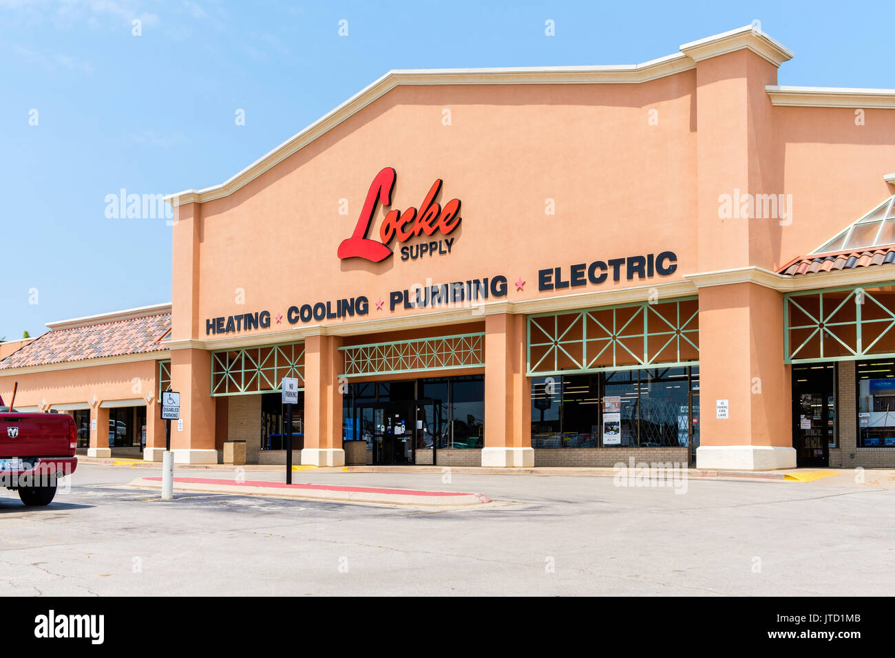 Locke alimentazione, un magazzino di alimentazione di parti per riscaldamento, raffreddamento, idraulici e del fabbisogno di energia elettrica. In una striscia mall in Oklahoma City, Oklahoma, Stati Uniti d'America. Foto Stock