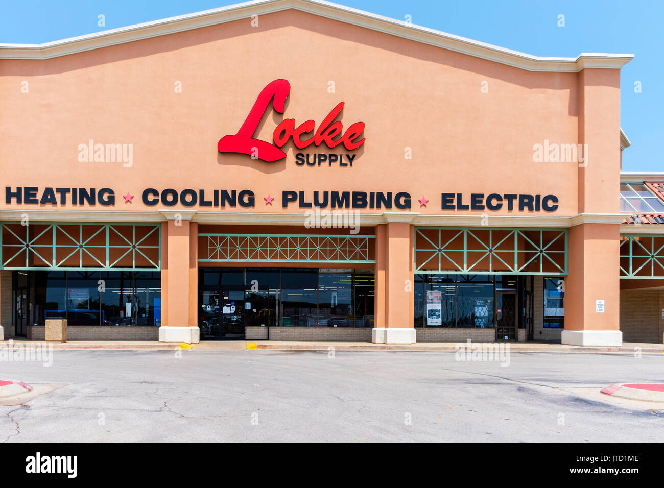 Locke alimentazione, un magazzino di alimentazione di parti per riscaldamento, raffreddamento, idraulici e del fabbisogno di energia elettrica. In una striscia mall in Oklahoma City, Oklahoma, Stati Uniti d'America. Foto Stock