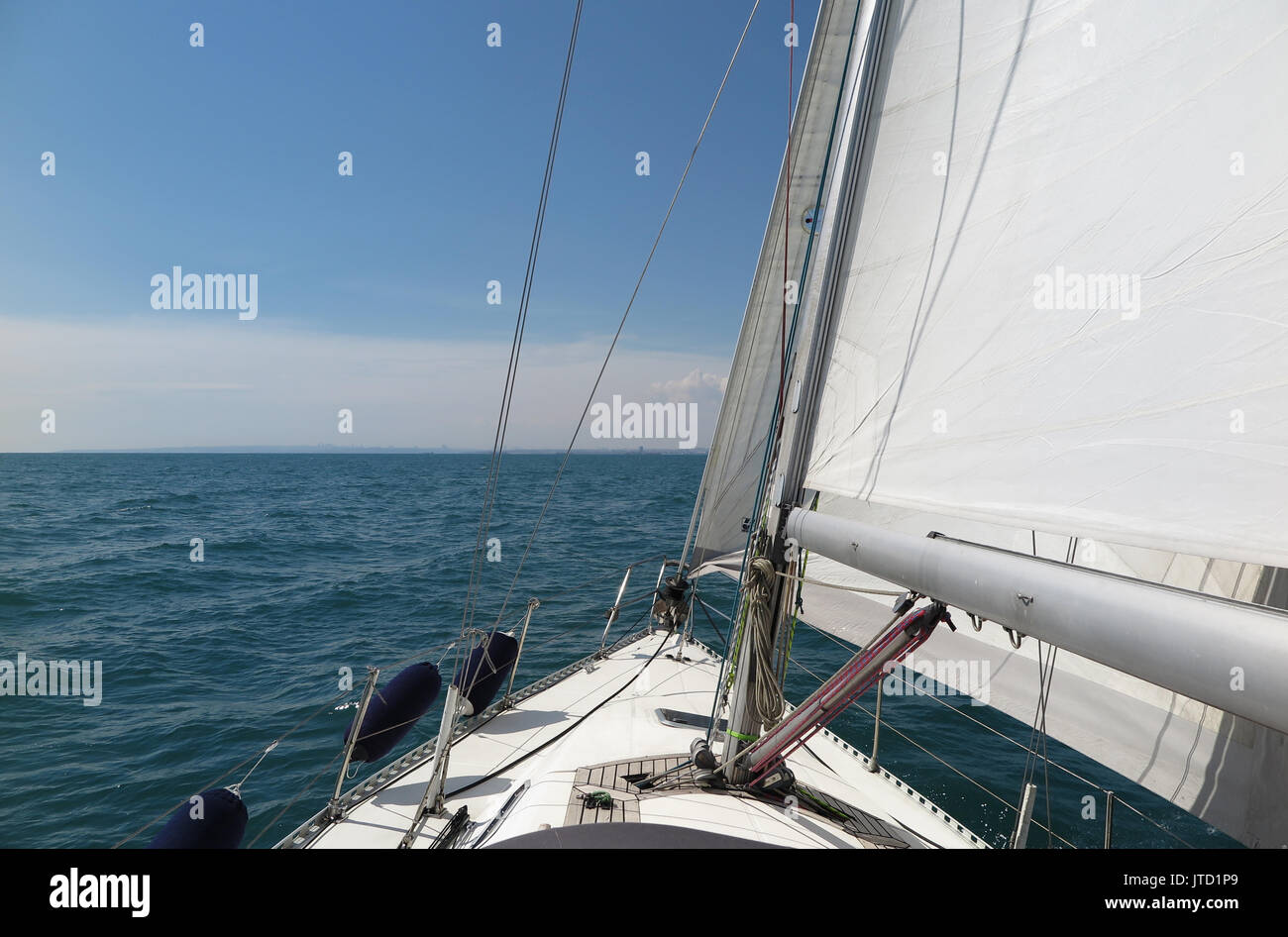 Barche a vela deltaplano in mare aperto Foto Stock