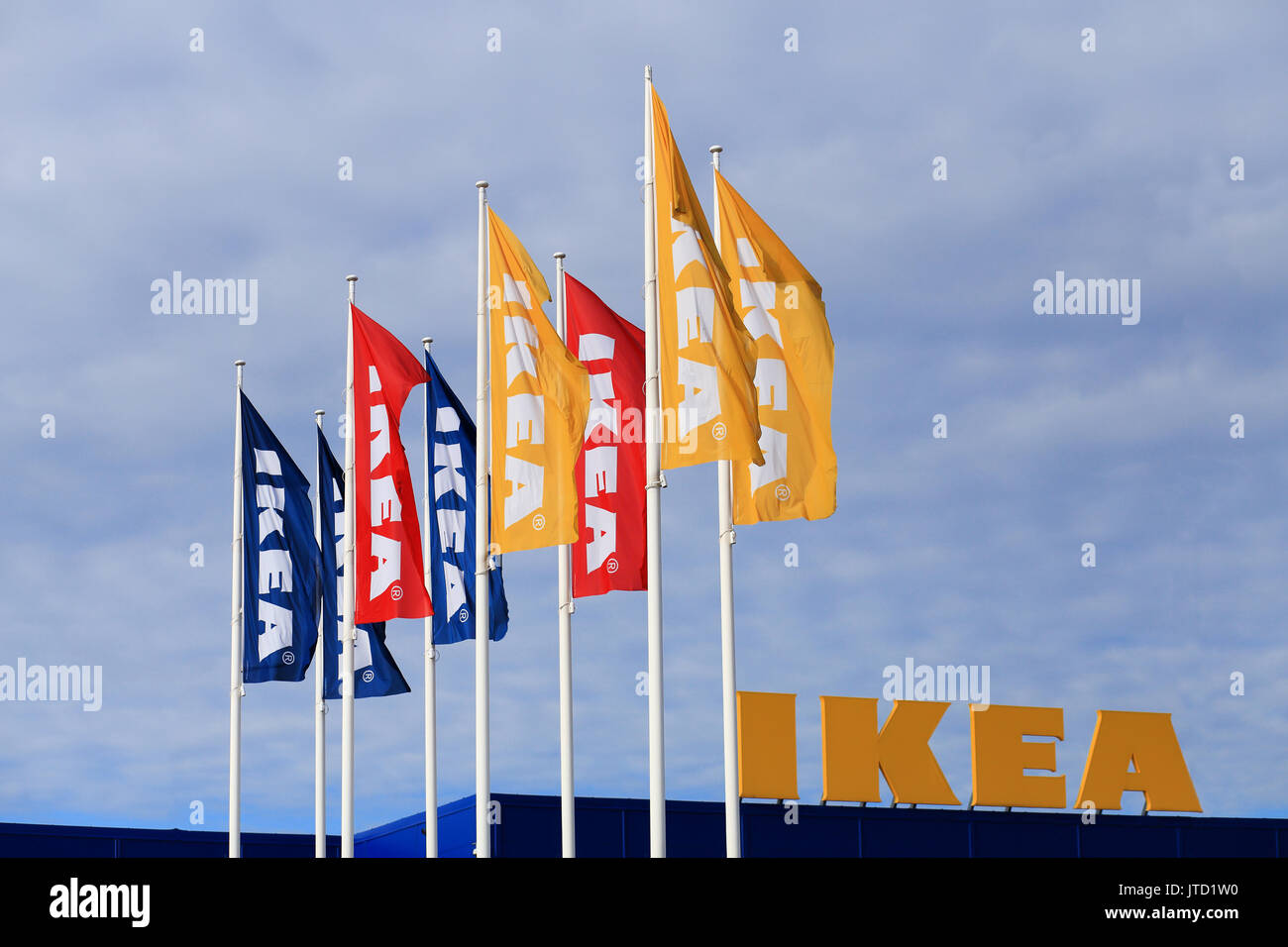 Vilnius Lituania - Luglio 08, 2017: bandiere colorate con logo Ikea sul cielo sereno sfondo. Foto Stock