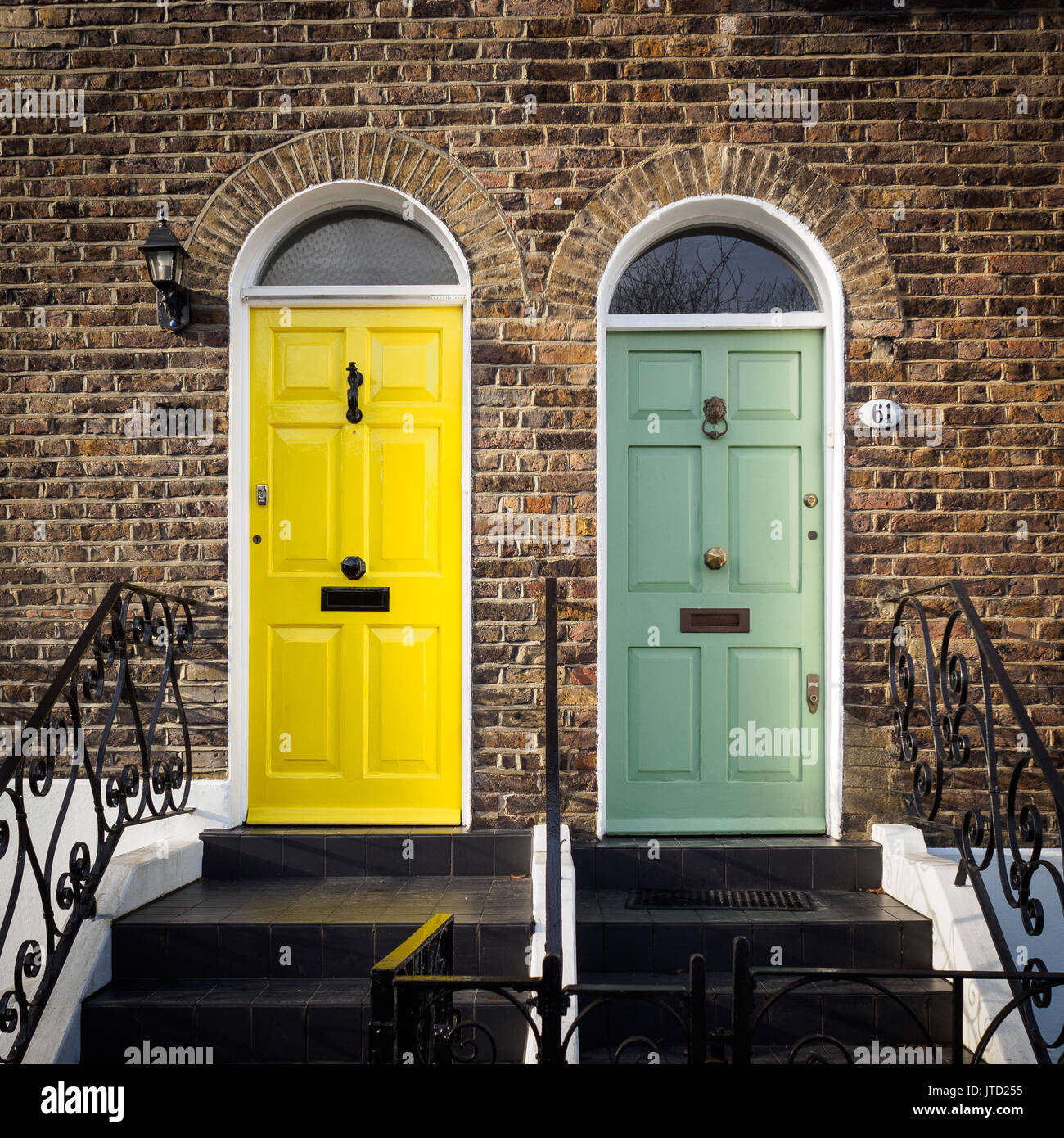 Il giallo e il verde delle ante di un terrazzo Georgian House di Londra (UK). Foto Stock