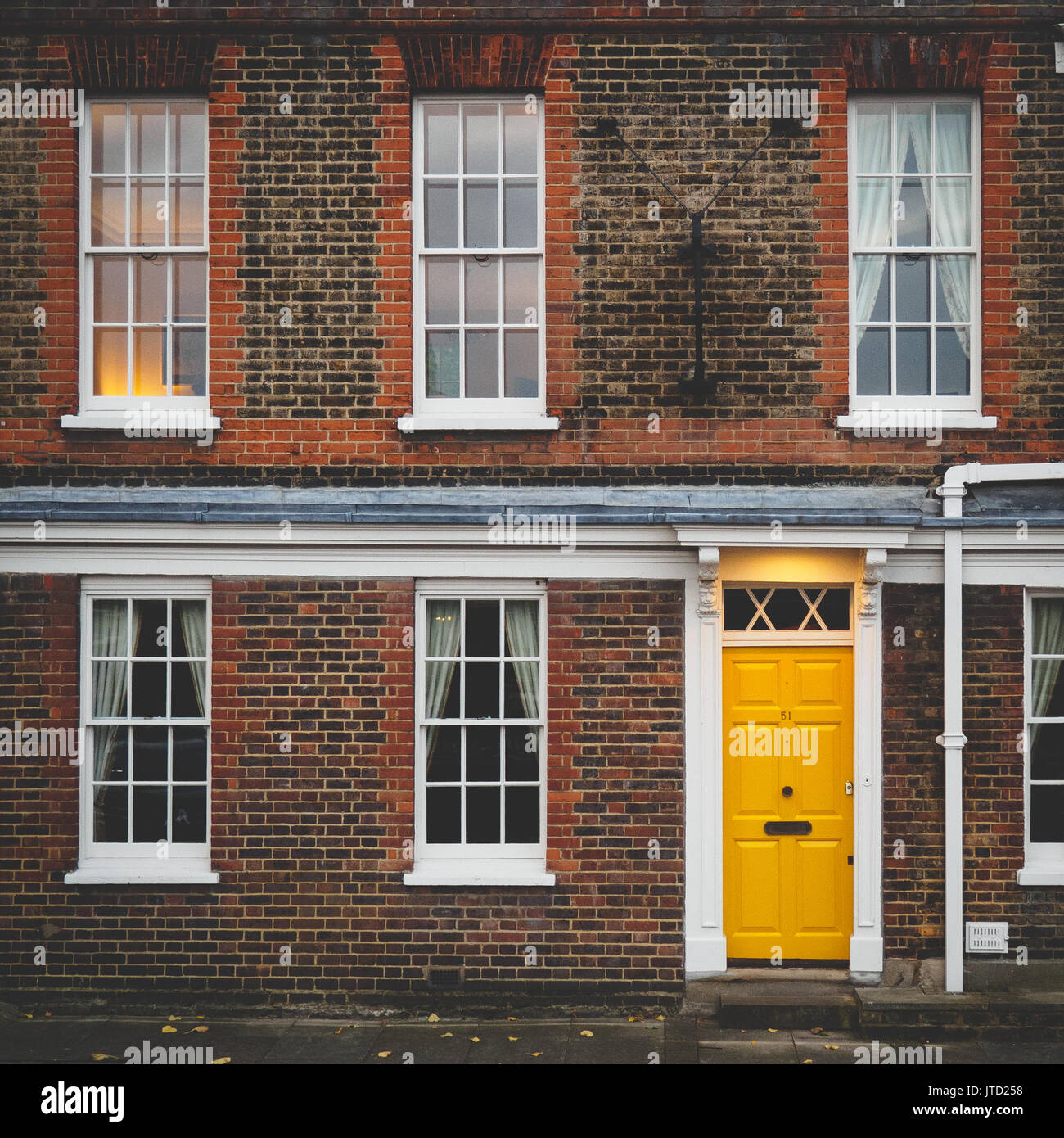 Gialla porta di una terrazza Georgian House di Londra (UK). Foto Stock