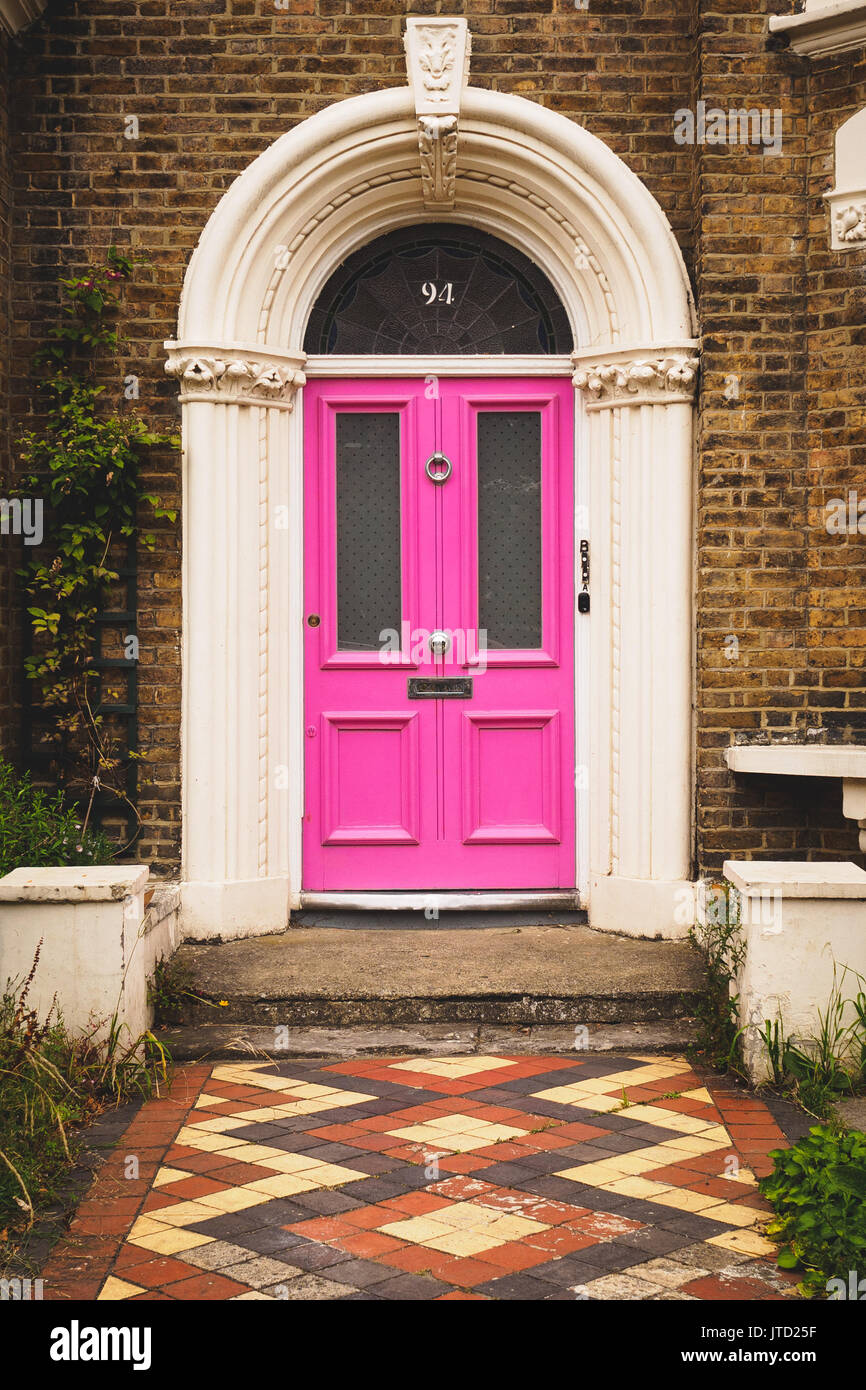 Porta rosa di una terrazza casa vittoriana nel quartiere di Brockley. Londra (UK). Foto Stock