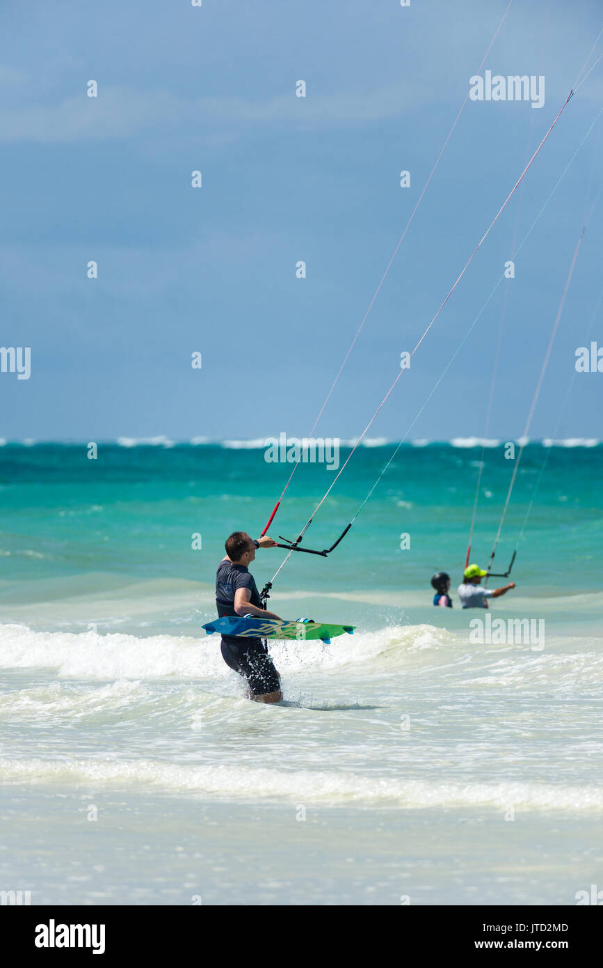 Kite surfer passeggiate in mare con il kite in aria, Diani, Kenya Foto Stock