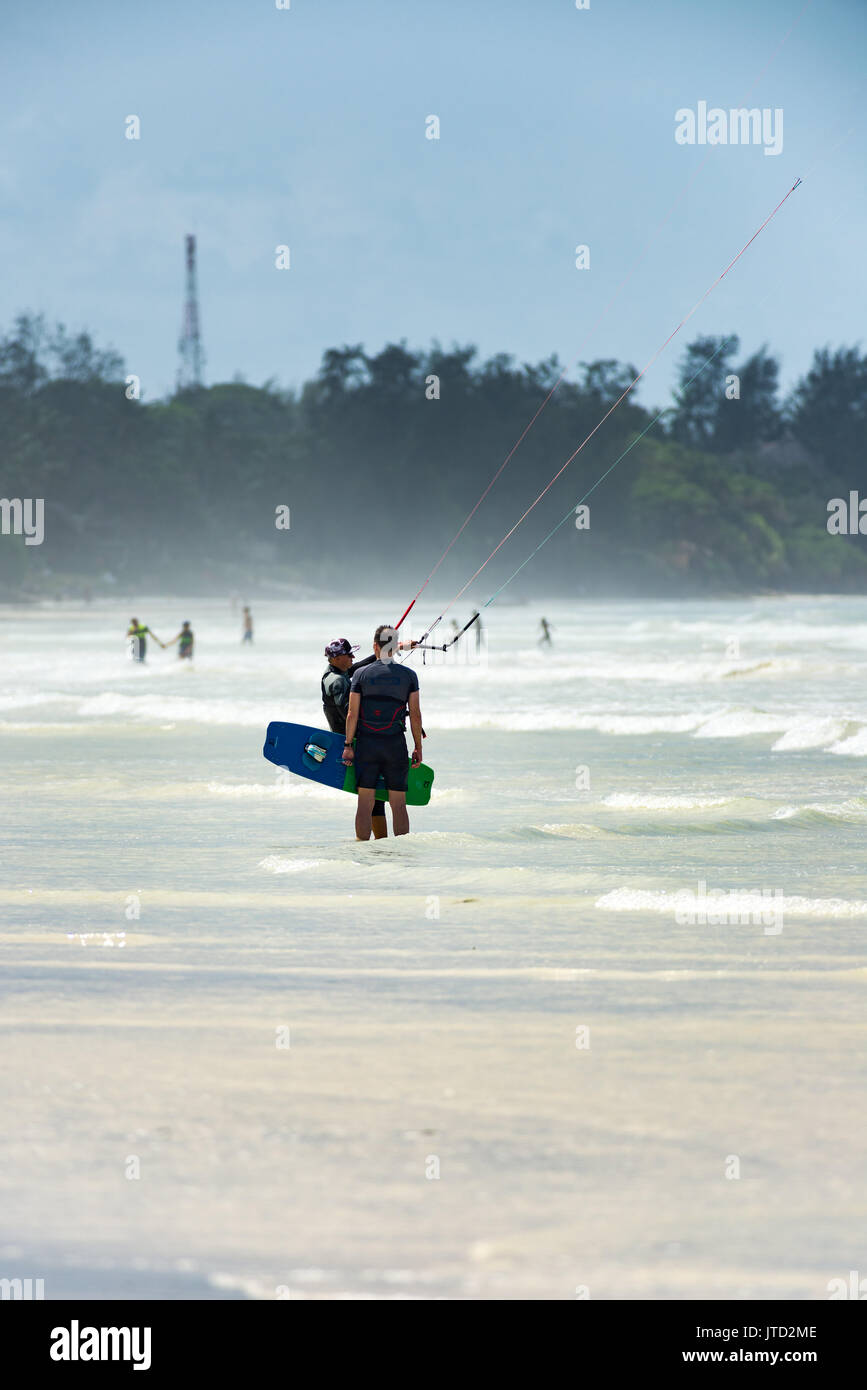 Kite surfer permanente di apprendimento in acque poco profonde, Diani, Kenya Foto Stock