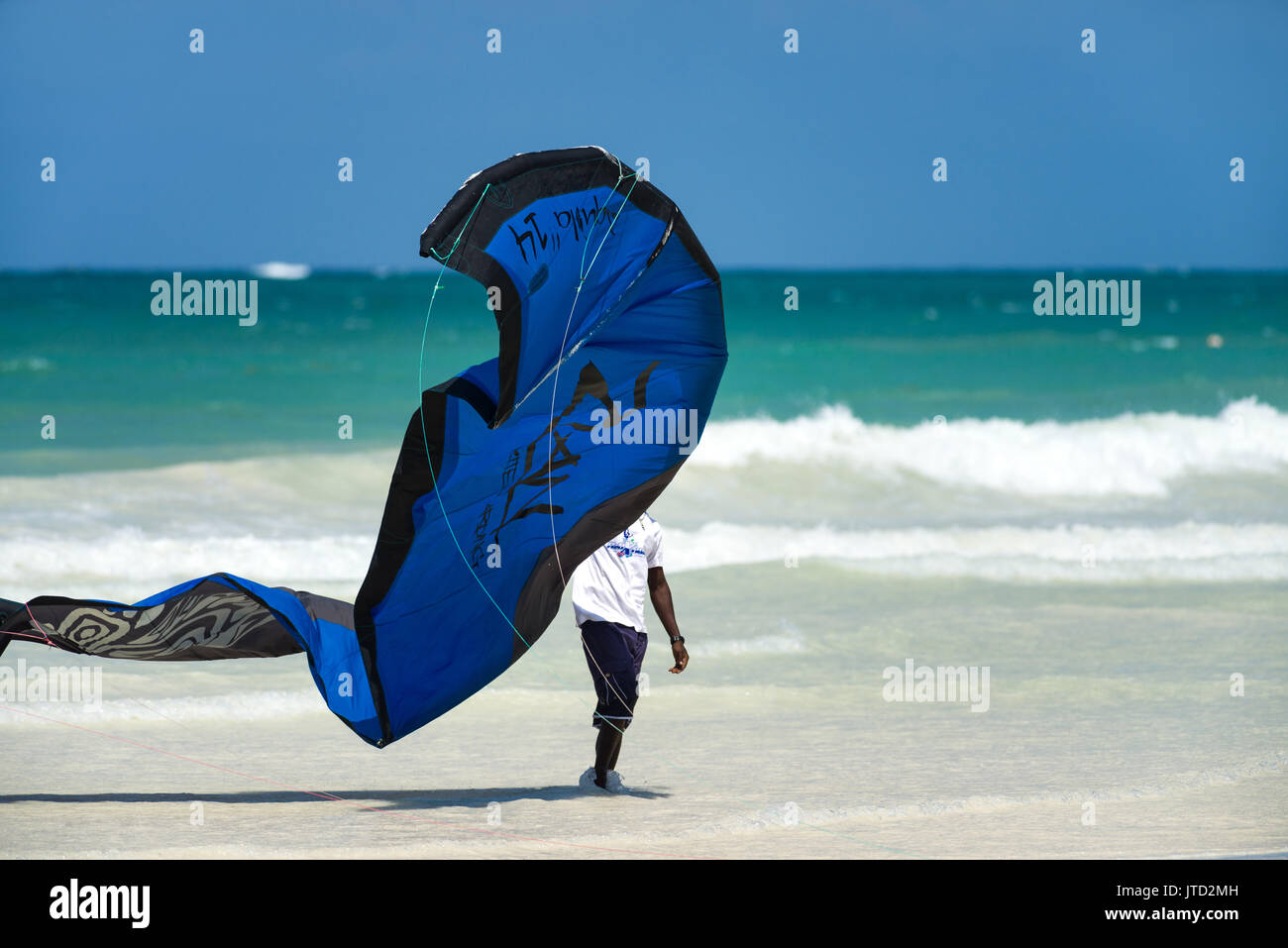 Il kite surf sulla spiaggia, Diani, Kenya Foto Stock