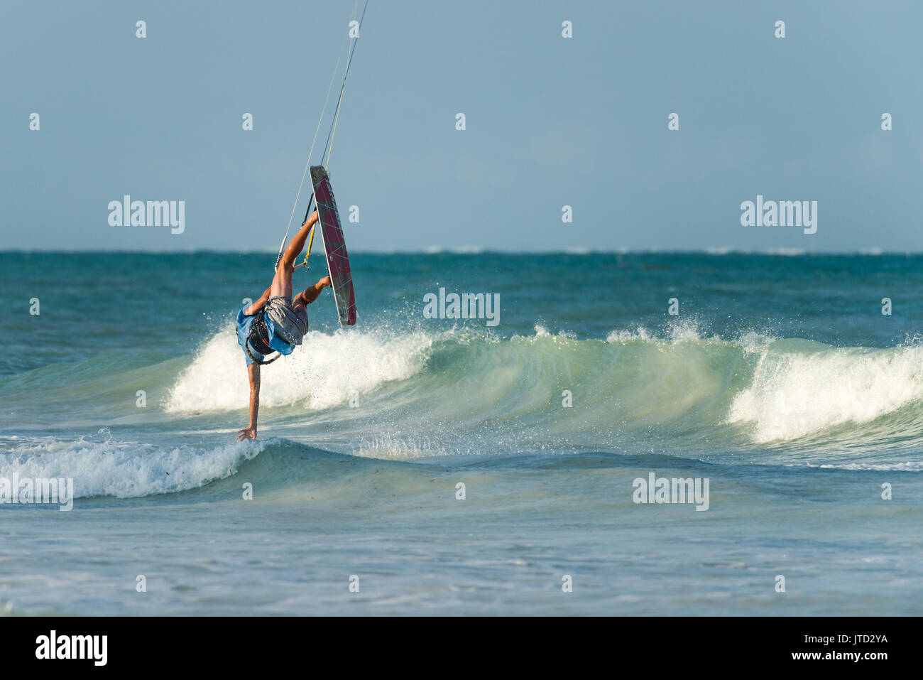 Kite surfer arrivare fuori l'aria dell'oceano, Diani, Kenya Foto Stock