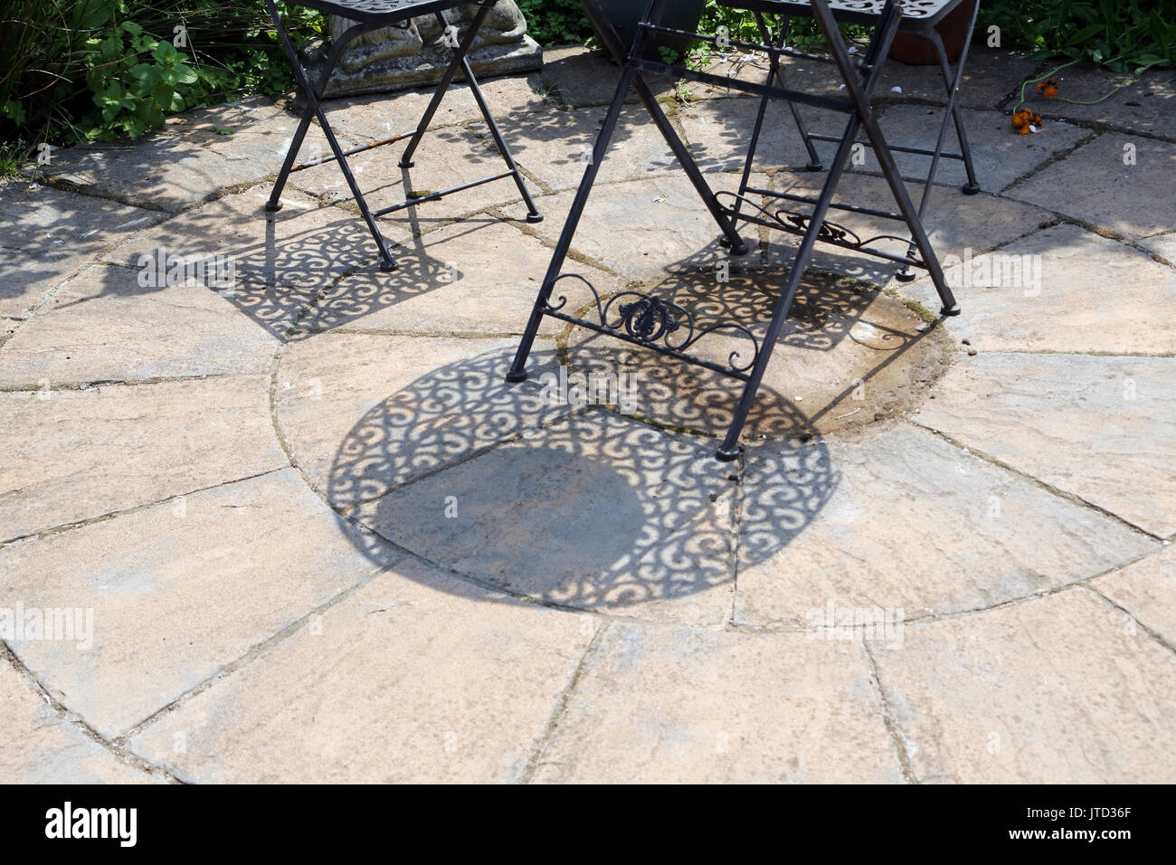 Ferro battuto mobili da giardino e le ombre in estate Birmingham West Midlands England Foto Stock