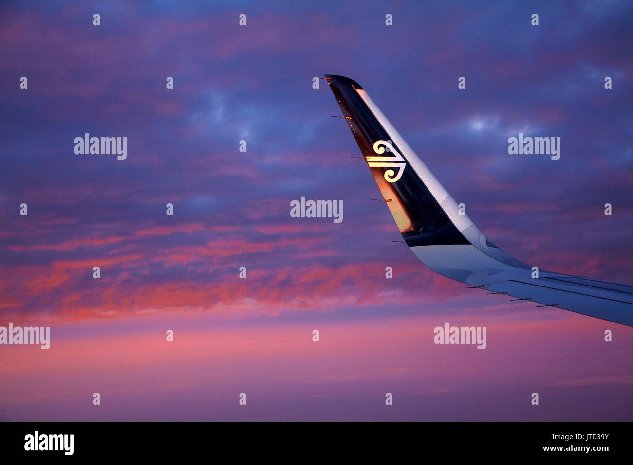 Piano ala e nuvole al tramonto, vicino a Dunedin, South Island, in Nuova Zelanda - aerial Foto Stock