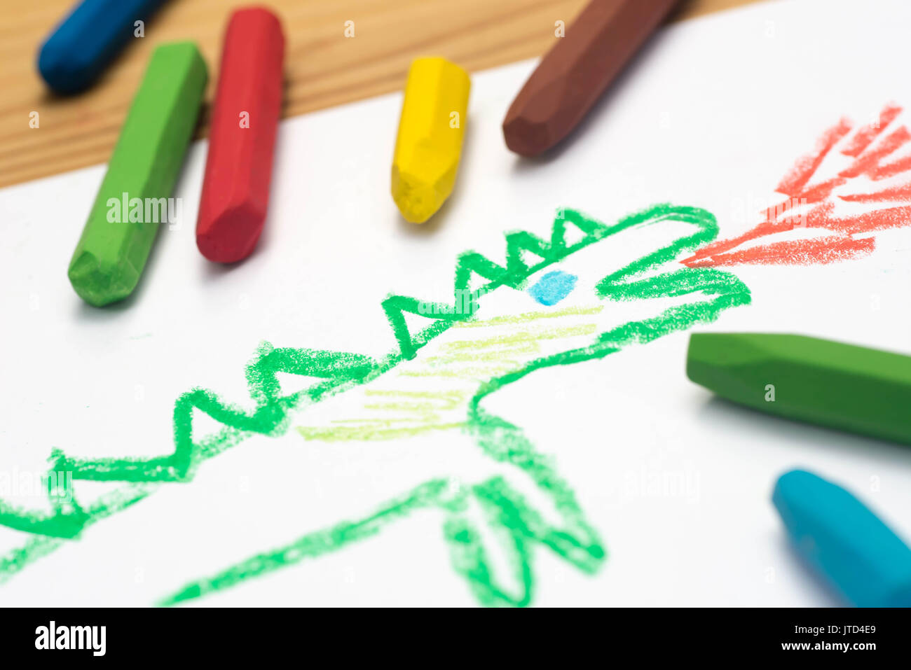 Bambino disegno pastelli, dragon, il fuoco selettivo Foto Stock