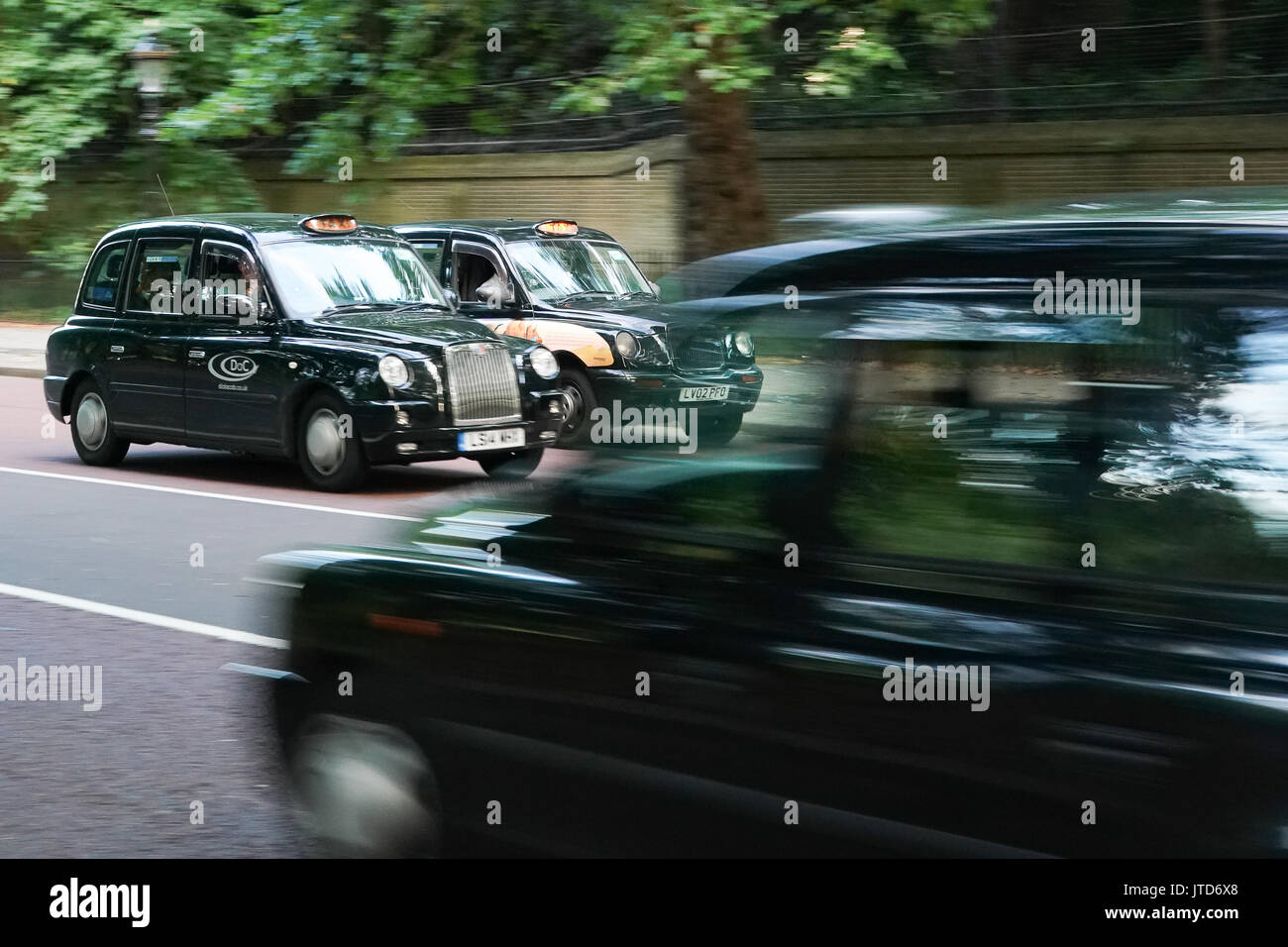Opinioni dei tradizionali taxi neri su Constitution Hill vicino a Buckingham Palace a Londra, Regno Unito. Foto Data: giovedì, 3 agosto 2017. Foto di credito dovrebbe r Foto Stock