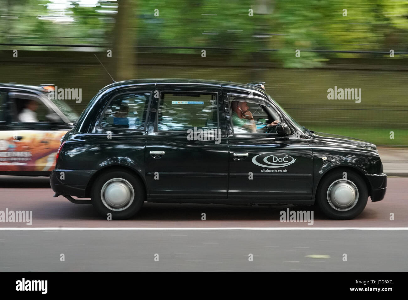 Opinioni dei tradizionali taxi neri su Constitution Hill vicino a Buckingham Palace a Londra, Regno Unito. Foto Data: giovedì, 3 agosto 2017. Foto di credito dovrebbe r Foto Stock