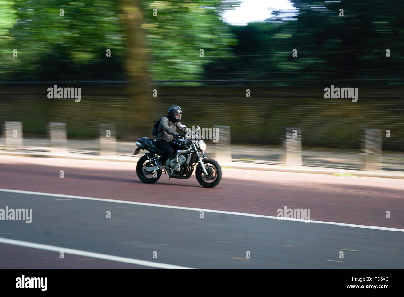Vista di un motociclista per le strade di Londra, Regno Unito. Foto Data: giovedì, 3 agosto 2017. Foto di credito dovrebbe leggere: Roger Garfield/Alamy Foto Stock