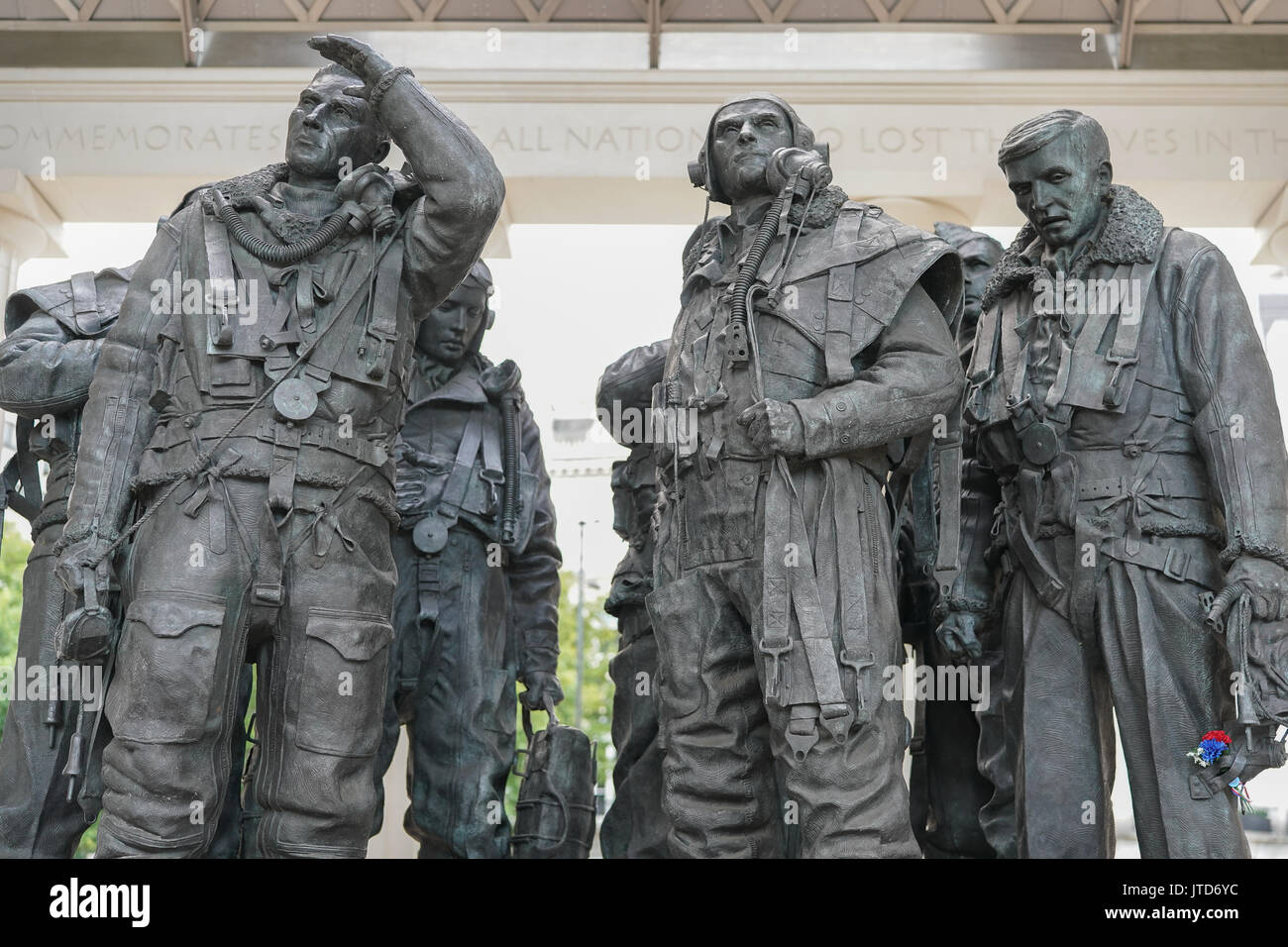 Una vista della Royal Air Force Bomber Command Memorial a Hyde Park Corner per commemorare gli equipaggi del Comando Bombardieri della RAF durante la seconda guerra mondiale. P Foto Stock