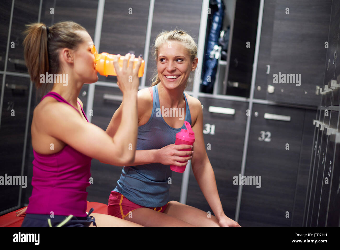 Donne riposo dopo la formazione presso la palestra Foto Stock