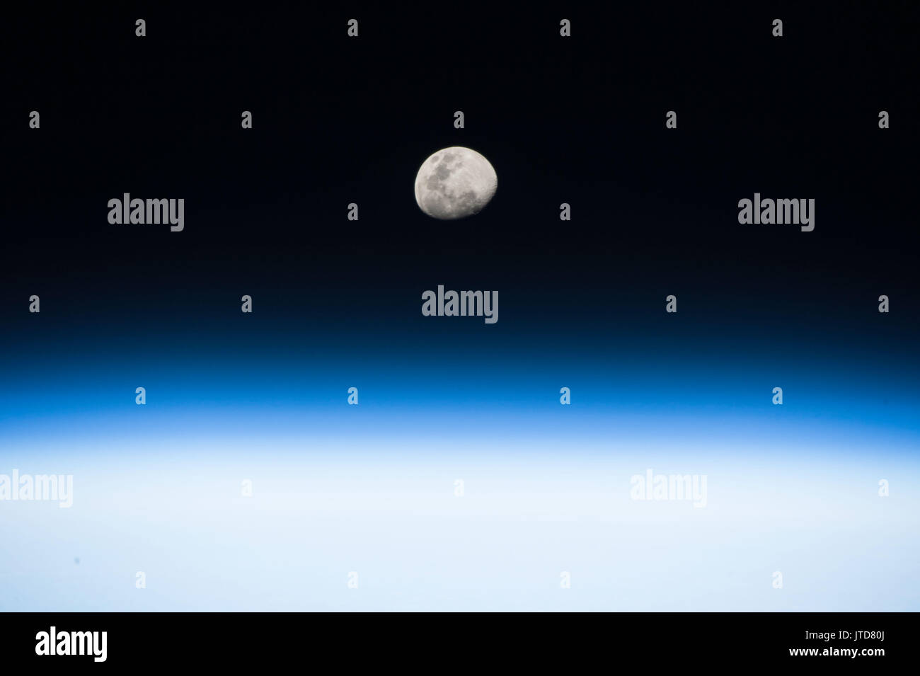 La luna, satellite del pianeta terra visto dallo spazio. Gli elementi di questa immagine fornita dalla NASA Foto Stock