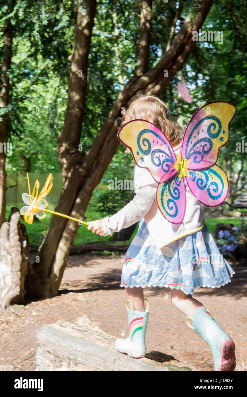 Ragazza vestita in fairy outfit riproduzione di far credere al di fuori Foto Stock