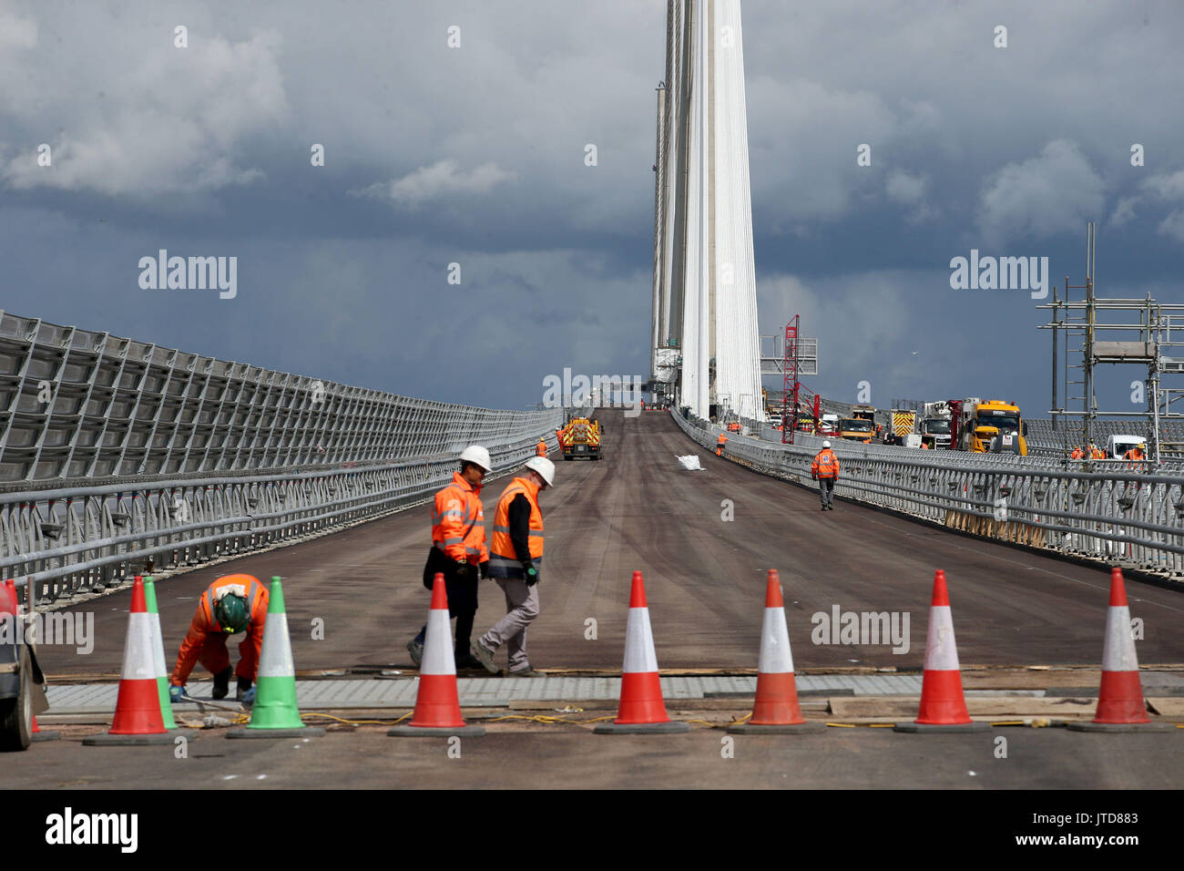 Lavori finali vengono effettuate su Queensferry attraversando il nuovo ponte stradale sul Firth of Forth, South Queensferry, prima dell'apertura ufficiale dalla Regina Elisabetta II il 4 settembre 2017. Foto Stock