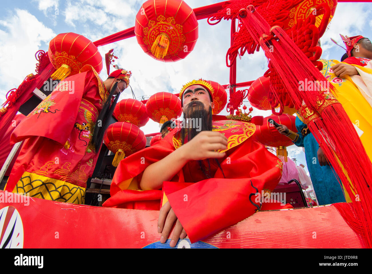 Cinese locale in costumi tradizionali su un galleggiante sfilavano passato centinaia di visitatori presso la celebrazione del nuovo anno cinese in Cyrildene Foto Stock