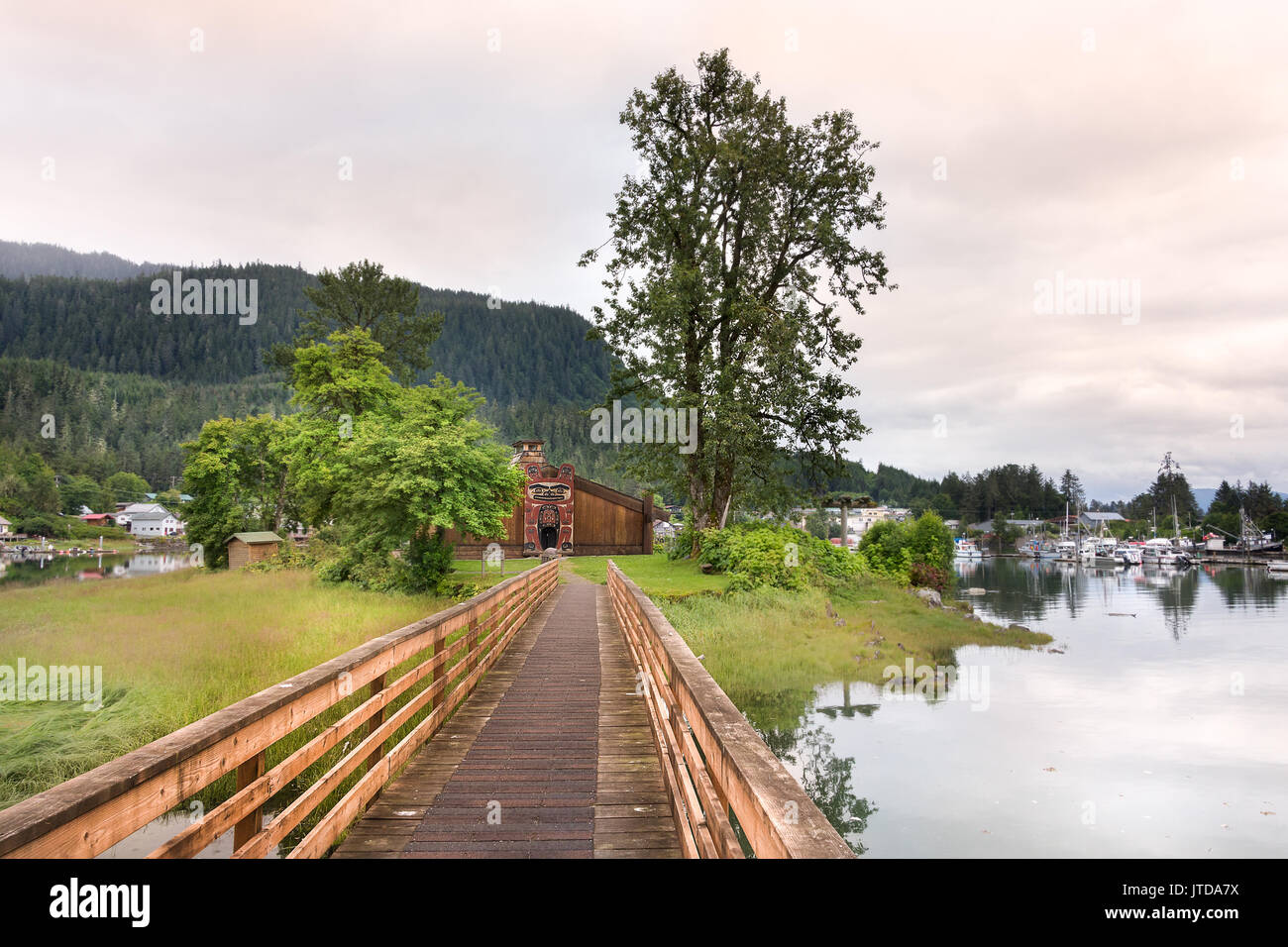 La scuote tribal house posto all'affidamento in dock wrangell, Alaska. Foto Stock