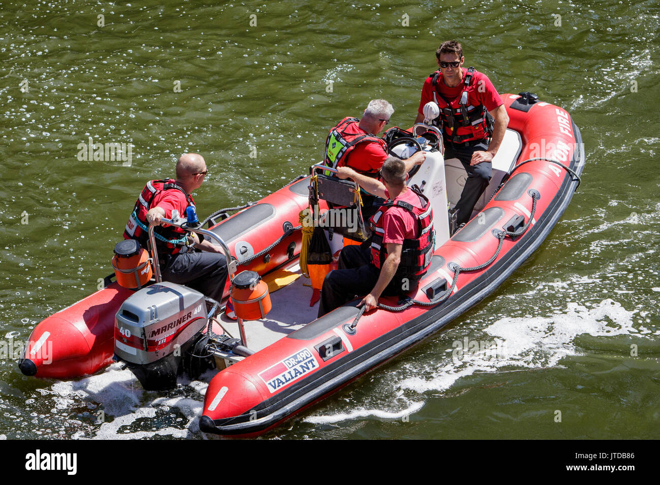 I membri dell'Avon Fire & Rescue Service sono illustrati in un regime di salvataggio in barca sul fiume Avon a Pulteney Weir nella vasca da bagno Foto Stock