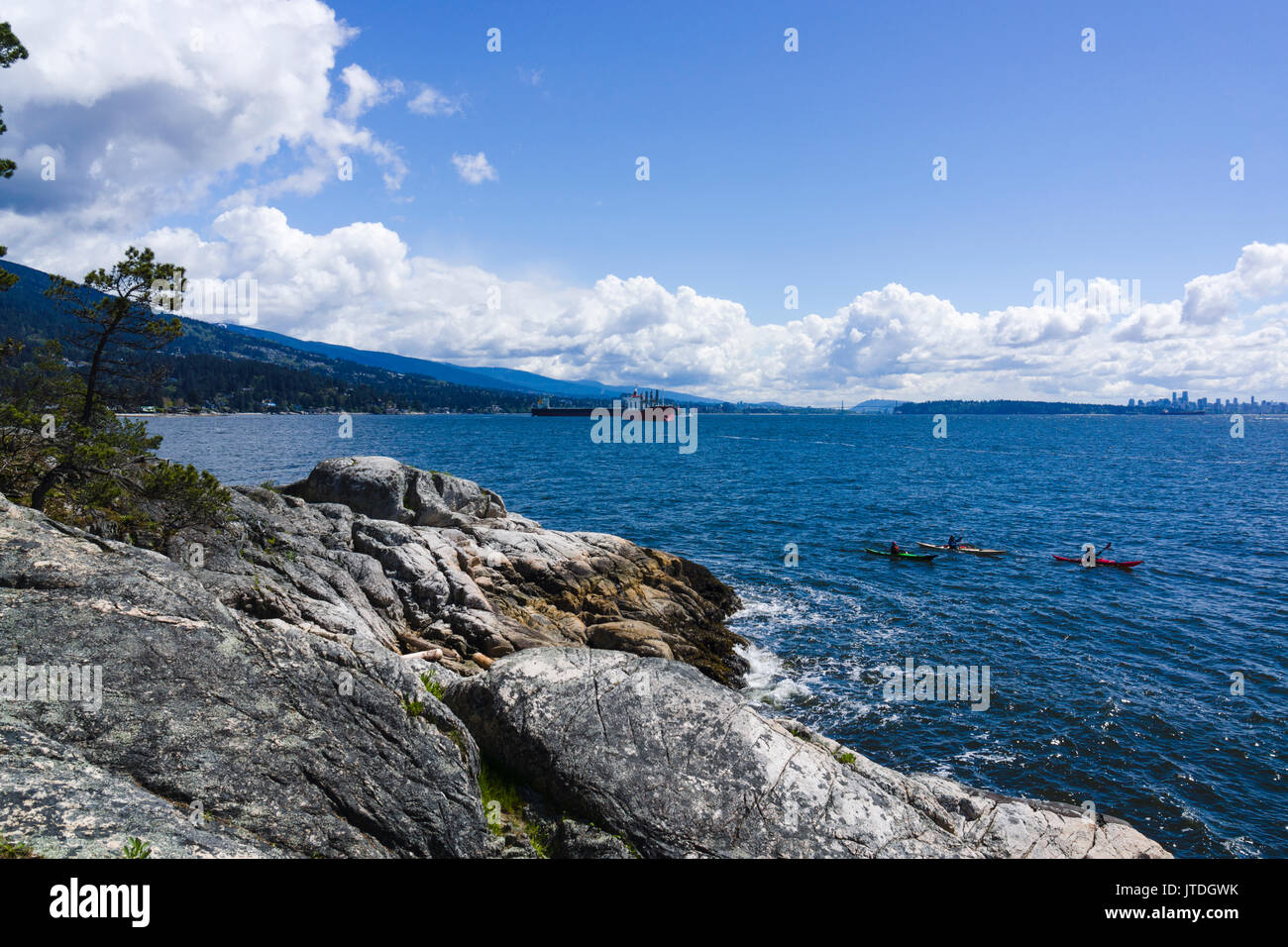 Kayakers vicino a Eagle Point nel faro Park, West Vancouver, British Columbia, Canada. Foto Stock