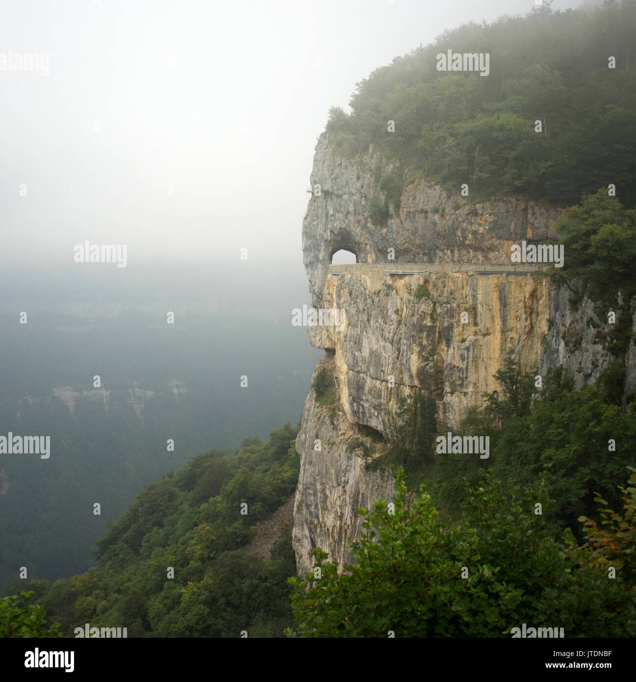 Una ripida e strada pericolosa nelle Alpi francesi Foto Stock