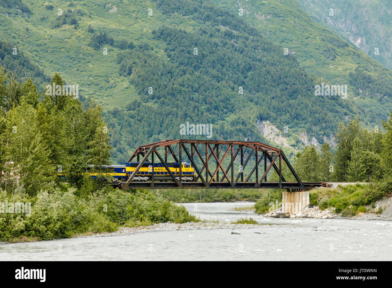 L'Alaska Railroad Glacier scoperta treno attraversa un ponte sopra il fiume Placer centromeridionale in Alaska. Foto Stock