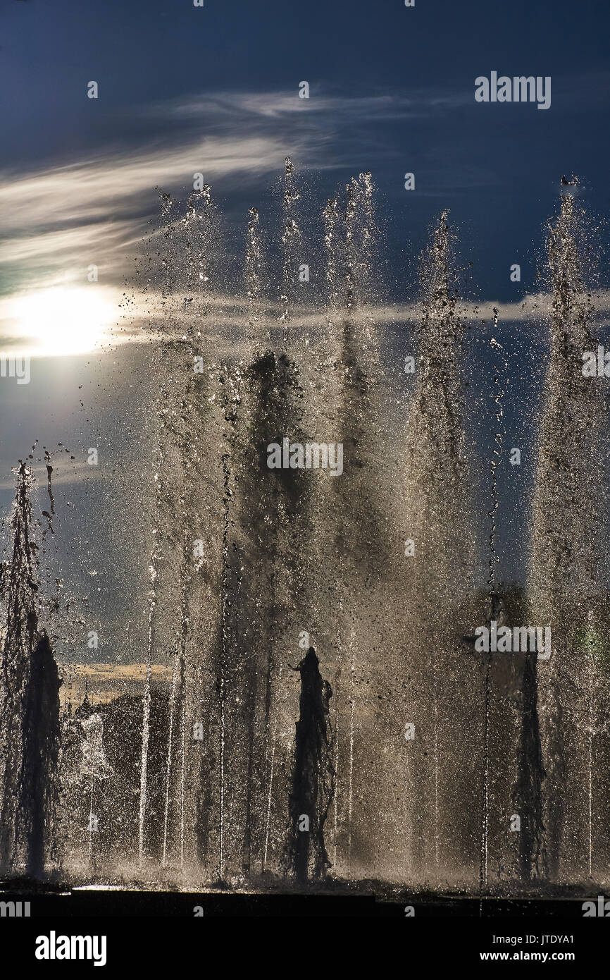 I flussi della fontana sono illuminate dal sole.Ci sono singole gocce di acqua formando un bel disegno.yaroslavlthe golden ring russia Foto Stock
