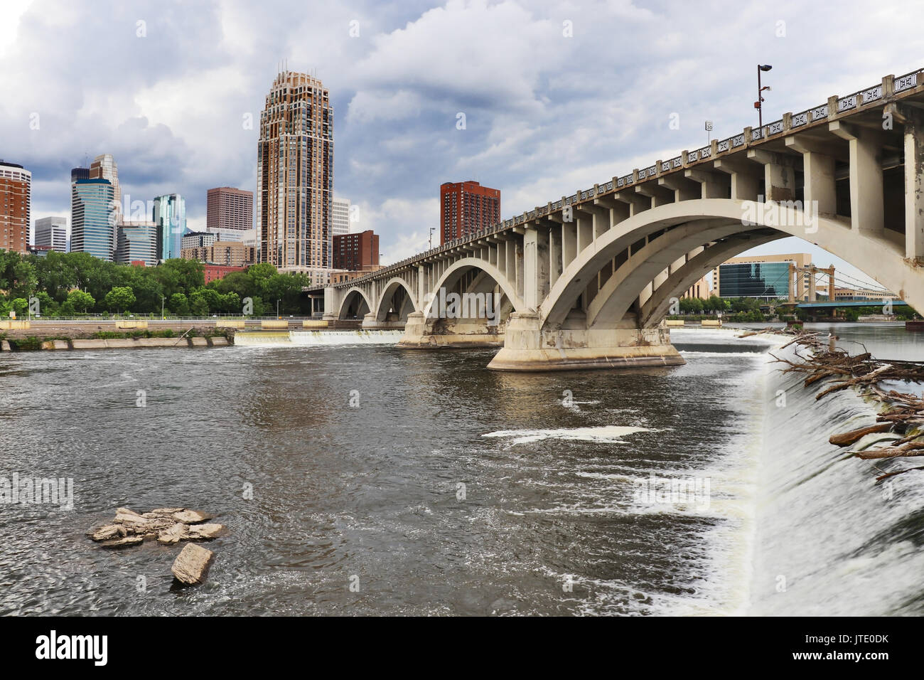 Minneapolis skyline del centro e la terza Avenue ponte sopra Saint Anthony Falls, Mississippi. La Midwest USA, Minnesota. Foto Stock