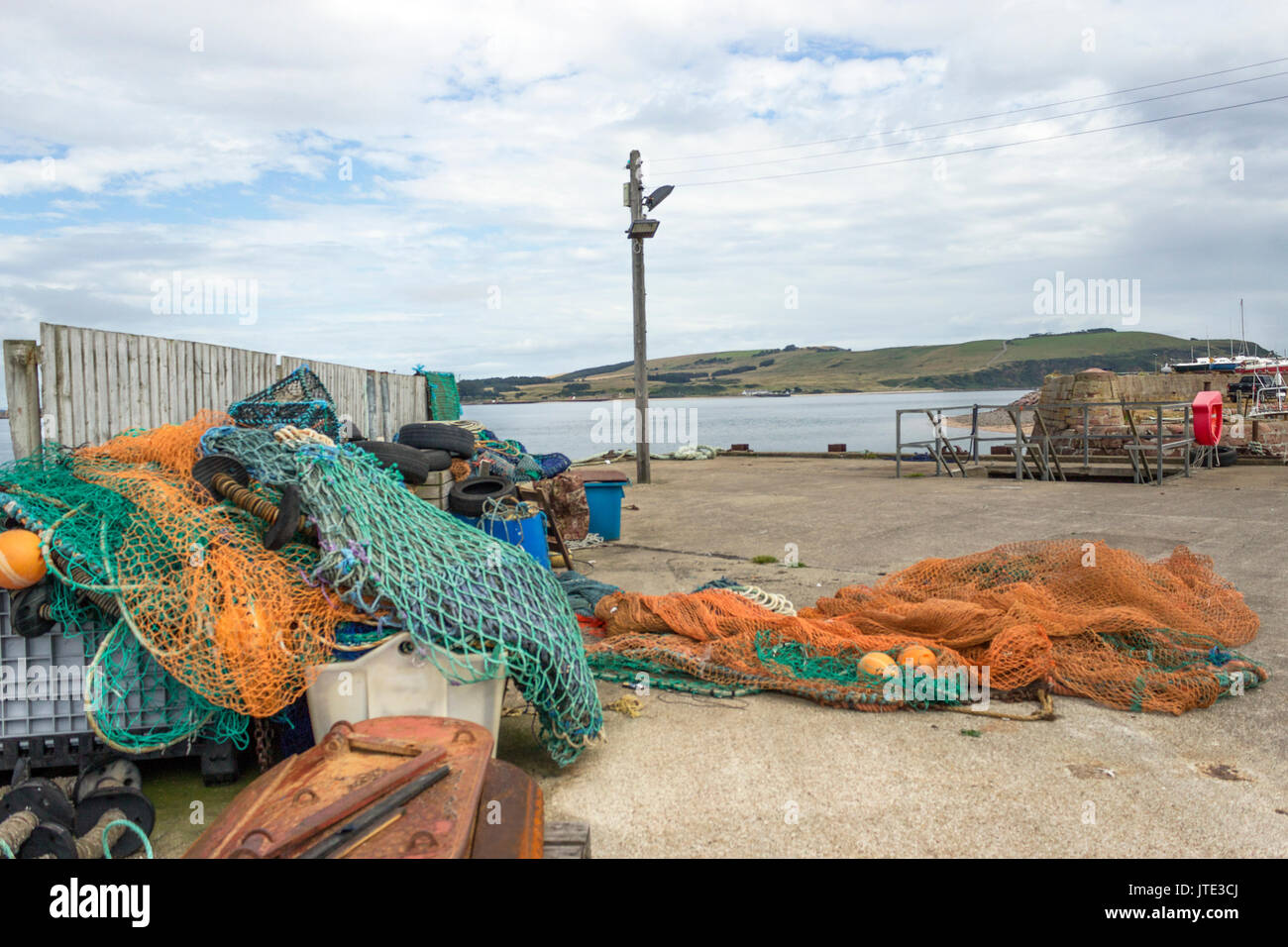 Scozia, Highlands, Scottish Scenish Scenish Scotland, Harbour, concrete Pier, Barca a vela, reti da pesca, trappole per la pesca, attrezzatura da pesca, molo, Sfondo verde Foto Stock