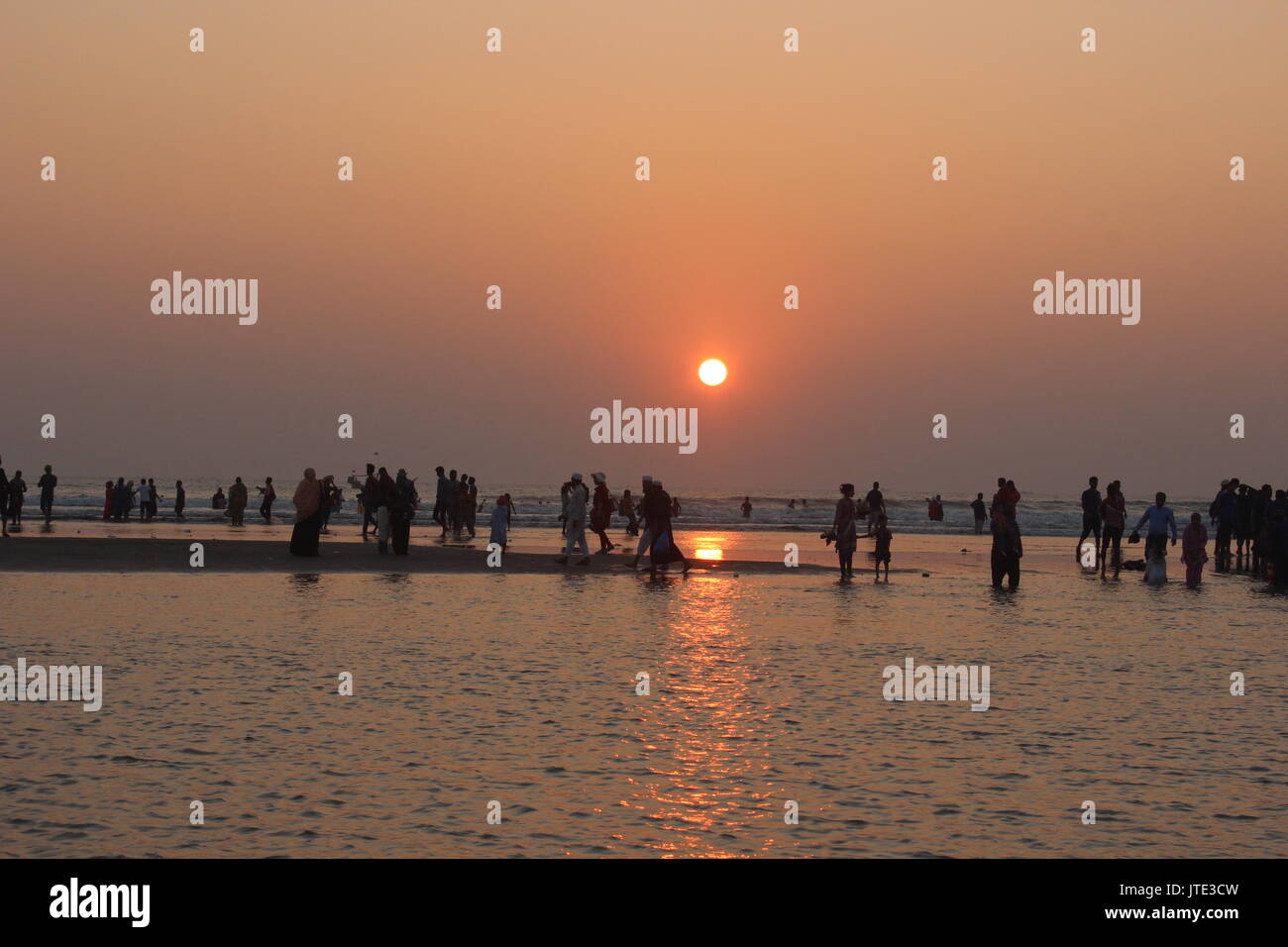 Il tramonto e la gente a lardest mare spiaggia.La più grande spiaggia sul mare nel mondo Coxs Bazar.le sue grandi onde sono così impressionante.Il suo un mare spiaggia ofBay di Bangal Foto Stock