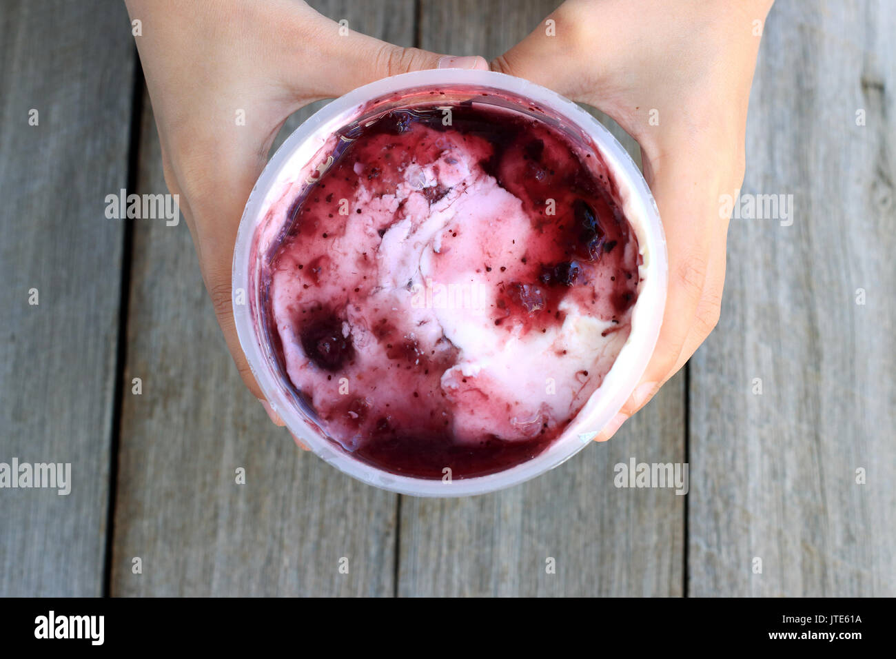 Berry yogurt aromatizzati contro lo sfondo di legno Foto Stock
