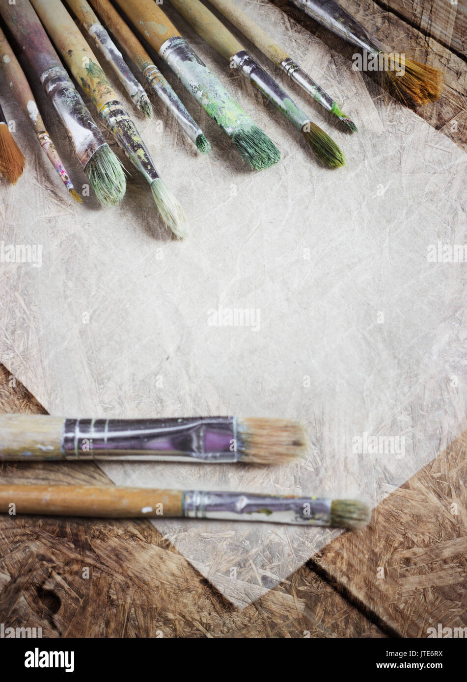 Pennelli per verniciatura su uno sfondo di legno tonificante Foto Stock