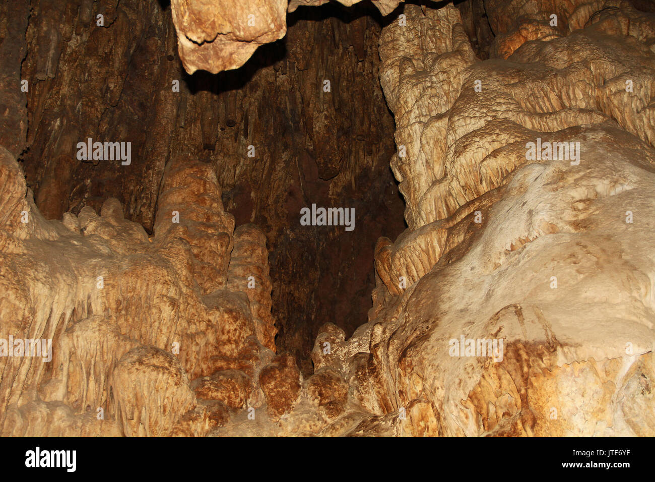 Copia in bianco e nero spazio accanto a una formazione di roccia all'interno della grotta presso la grotta colossale Mountain Park a Vail, Arizona, Stati Uniti d'America, nei pressi di Tucson nel Deserto di Sonora. Foto Stock