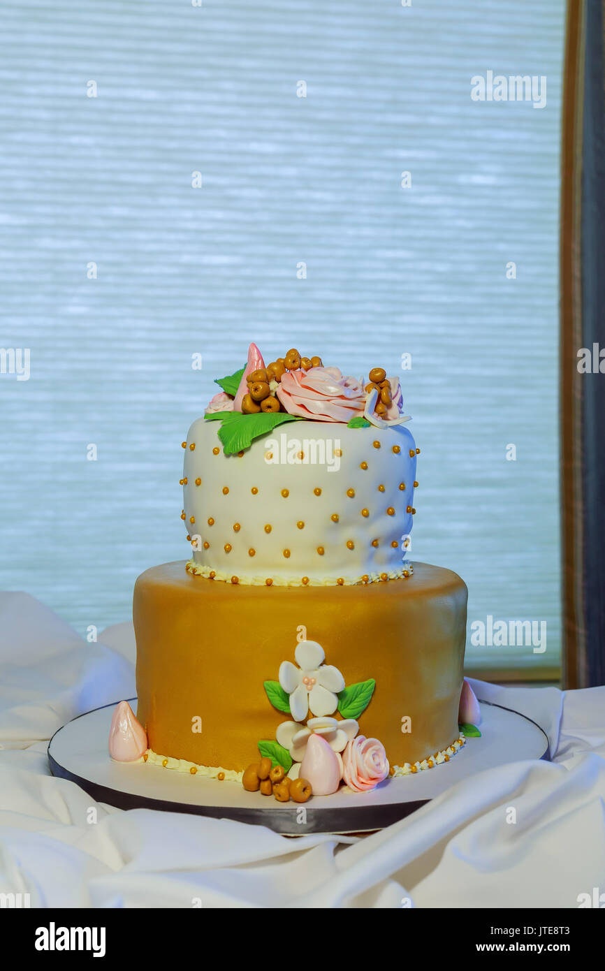 Elegante torta nuziale con fiori e piante succulente Foto Stock