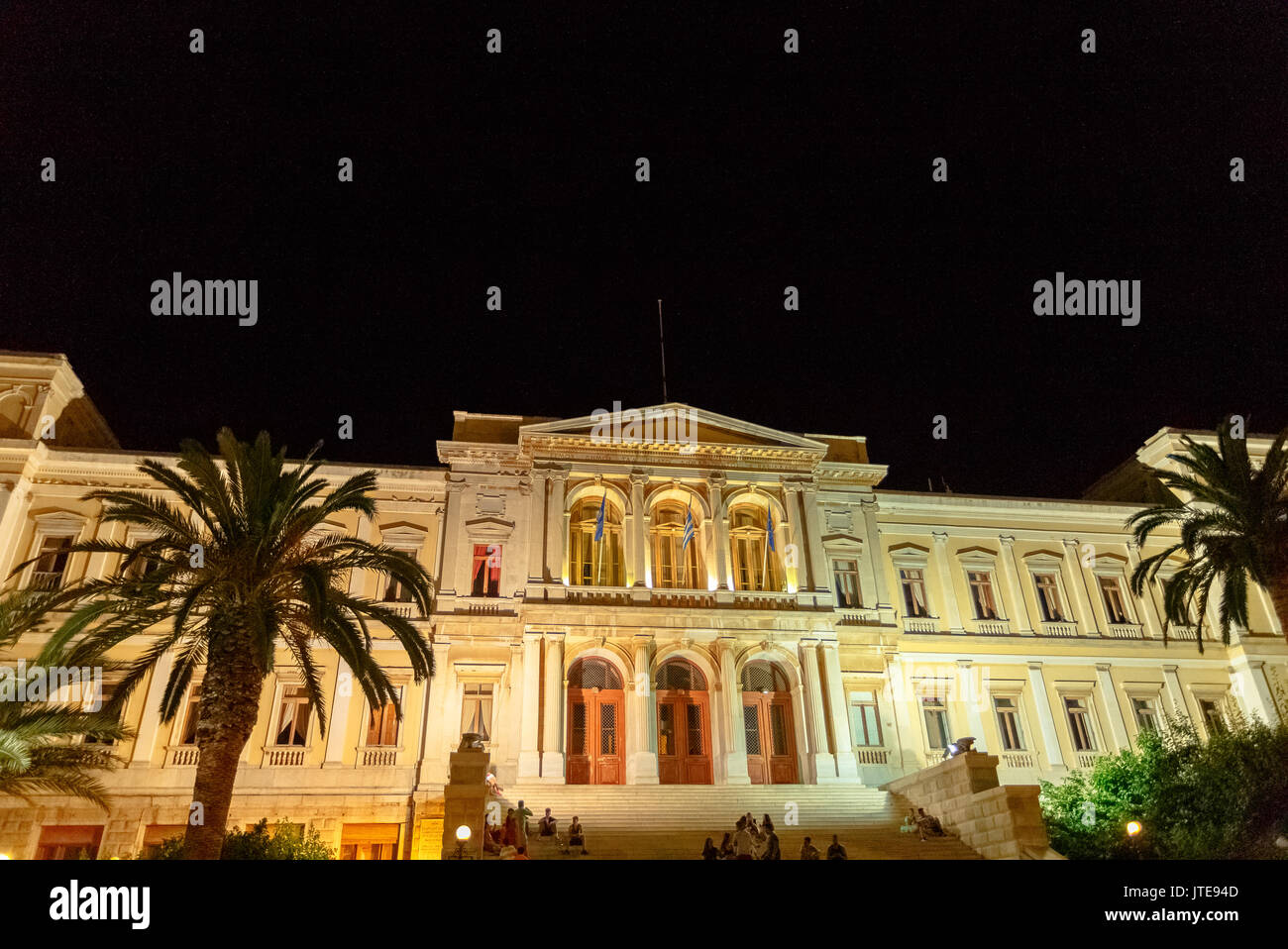 Il Municipio di Syros in Miaouli Square, Grecia. Esso fu progettato da Ernst Ziller ed è uno dei più bei edifici neoclassici in Syros Foto Stock