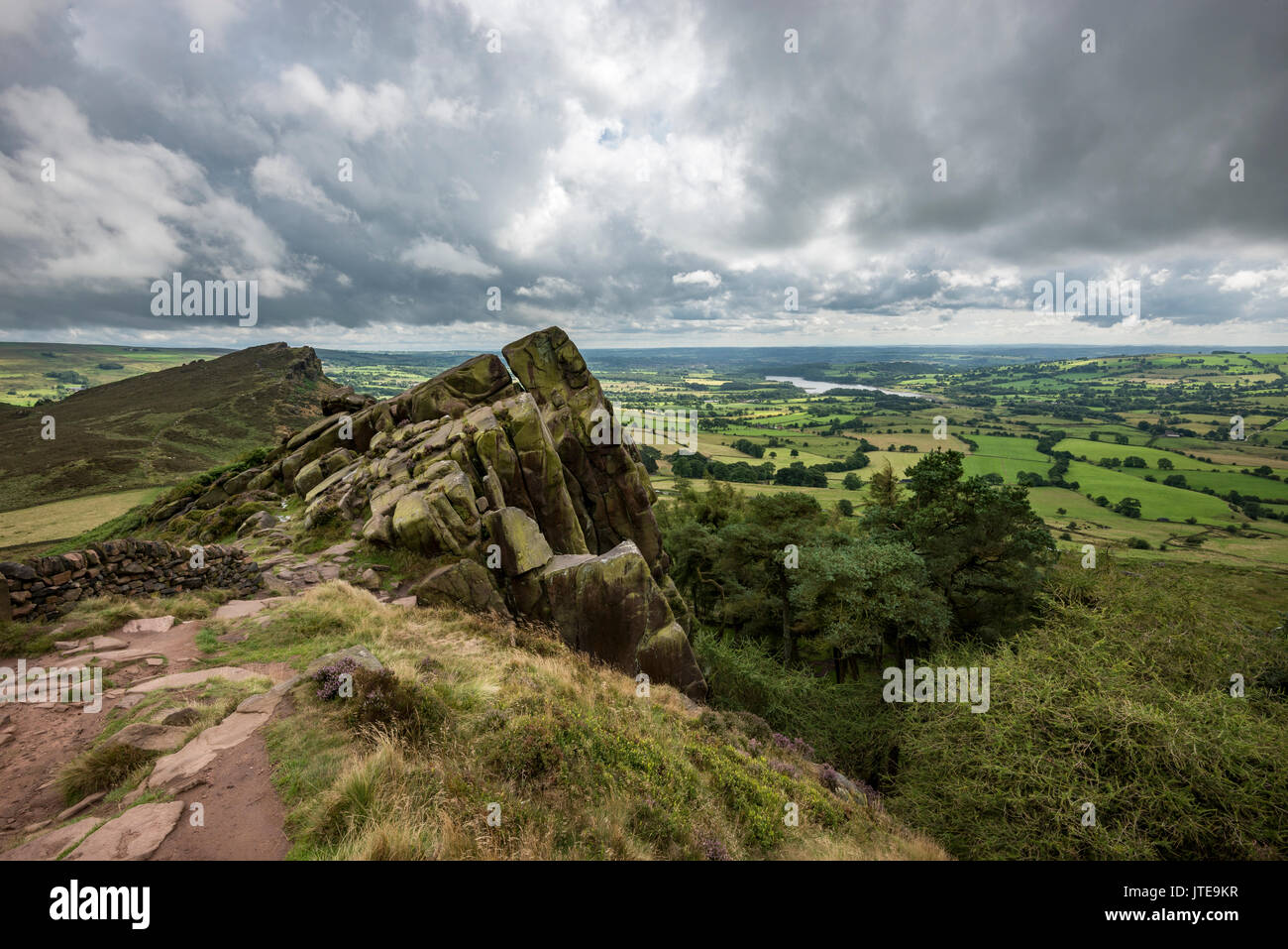 Drammatico paesaggio a scarafaggi in Peak District. Gritstone scarpata con ampie vedute sulla campagna di Staffordshire. Foto Stock