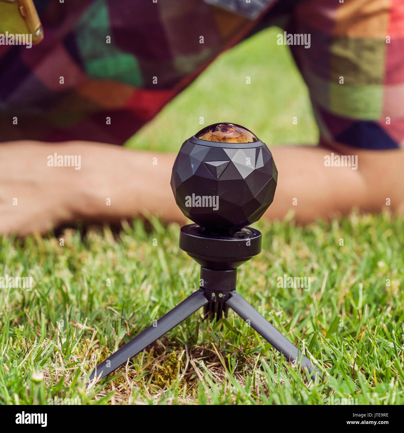 La realtà virtuale la fotocamera sul cavalletto in erba Foto Stock