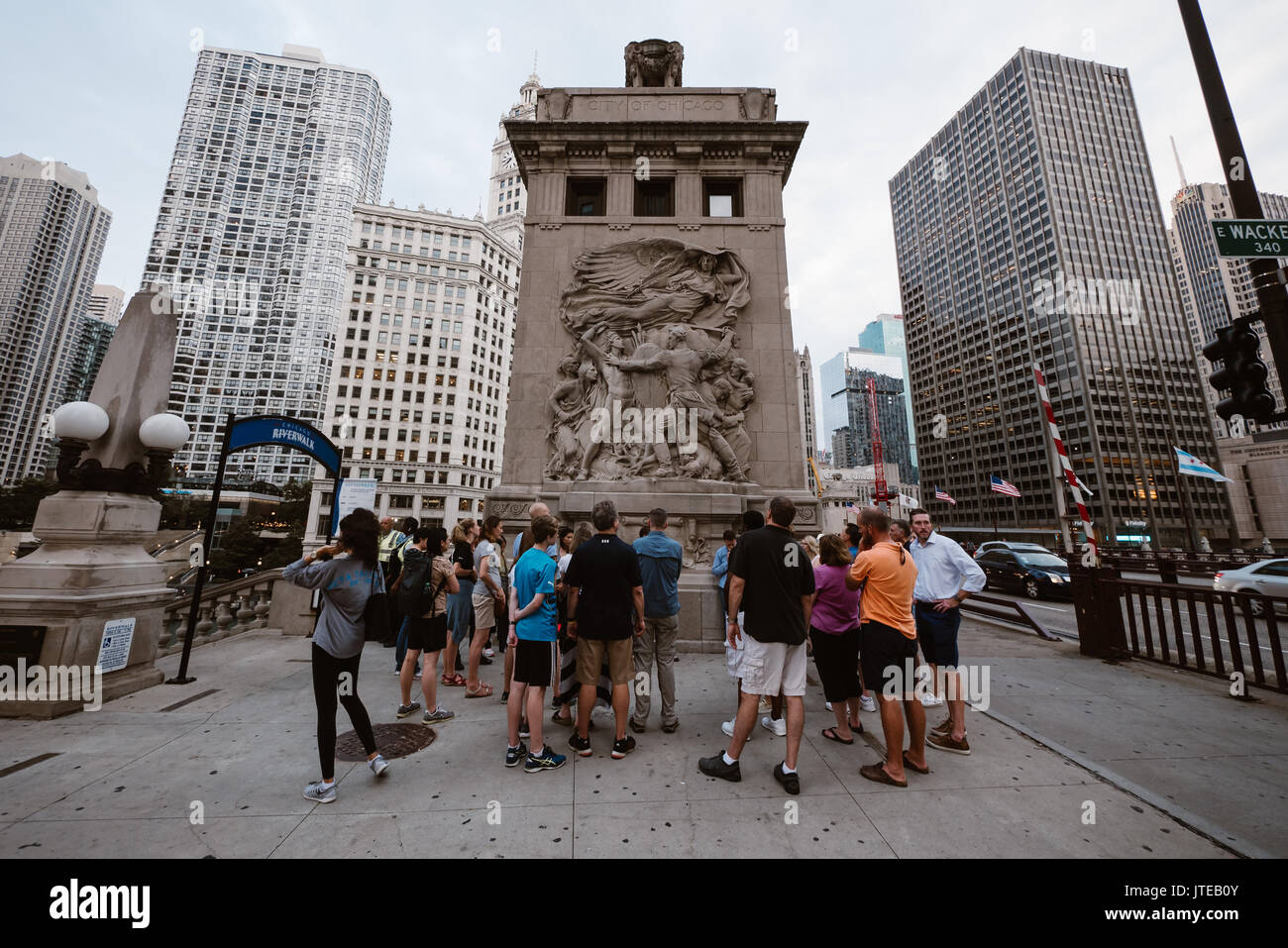 Un gruppo di persone si radunano dal ponte dusable in Chicago Foto Stock