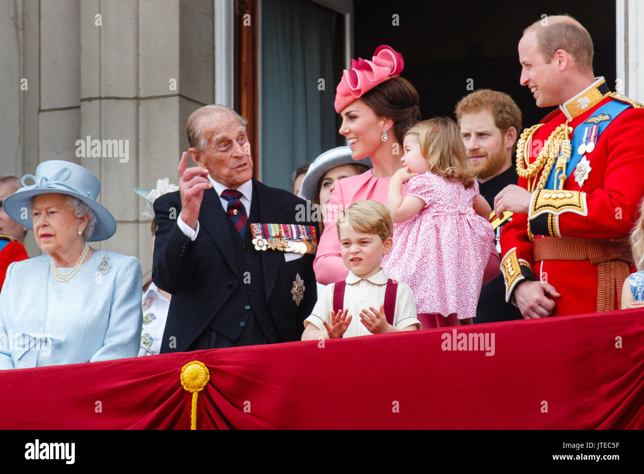 La famiglia reale britannica appaiono sul balcone di Buckingham Palace di Londra per il tradizionale volare passato, dopo il Trooping la cerimonia del colore Foto Stock