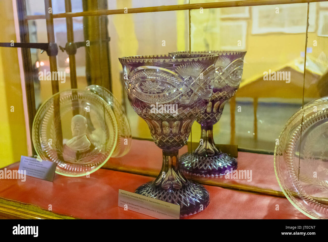 Vintage vasi di cristallo nel Museo Industriale di Ermoupolis, Grecia. Questo museo rappresenta lo sviluppo industriale ed economico di Syros Island. Foto Stock