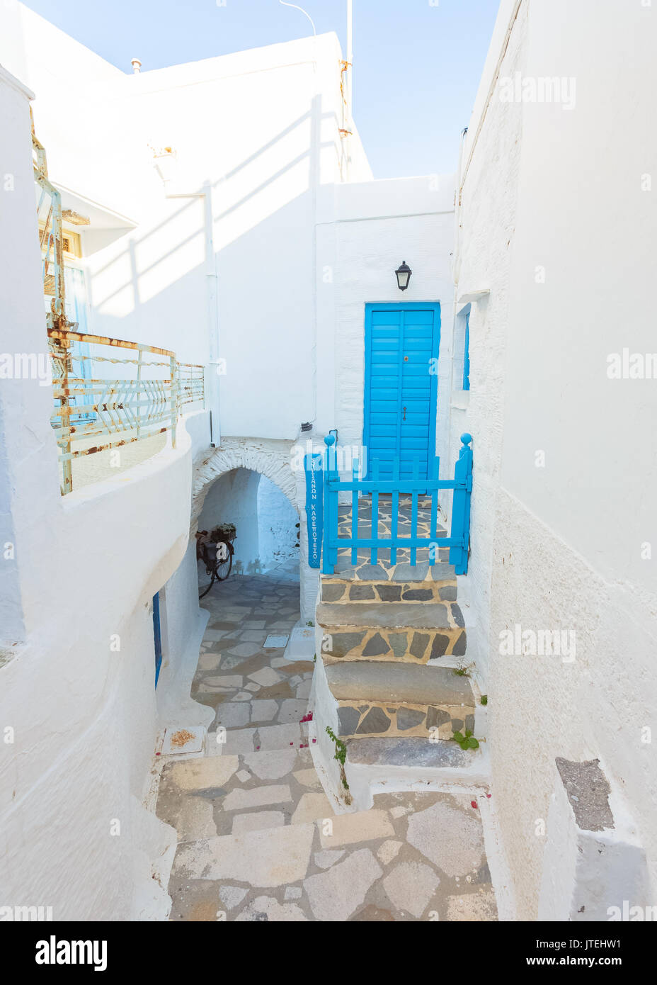 Edifici tradizionali nelle strette strade di Syros Island uptown in Grecia. Foto Stock