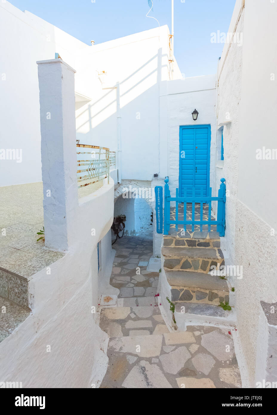 Edifici tradizionali nelle strette strade di Syros Island uptown in Grecia. Foto Stock