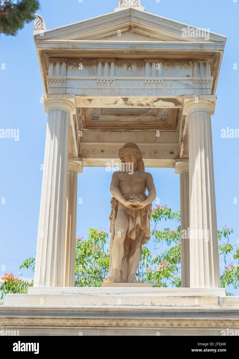 Bella statua in greco ortodossi cimitero in Ermoupolis, Syros Grecia. Foto Stock